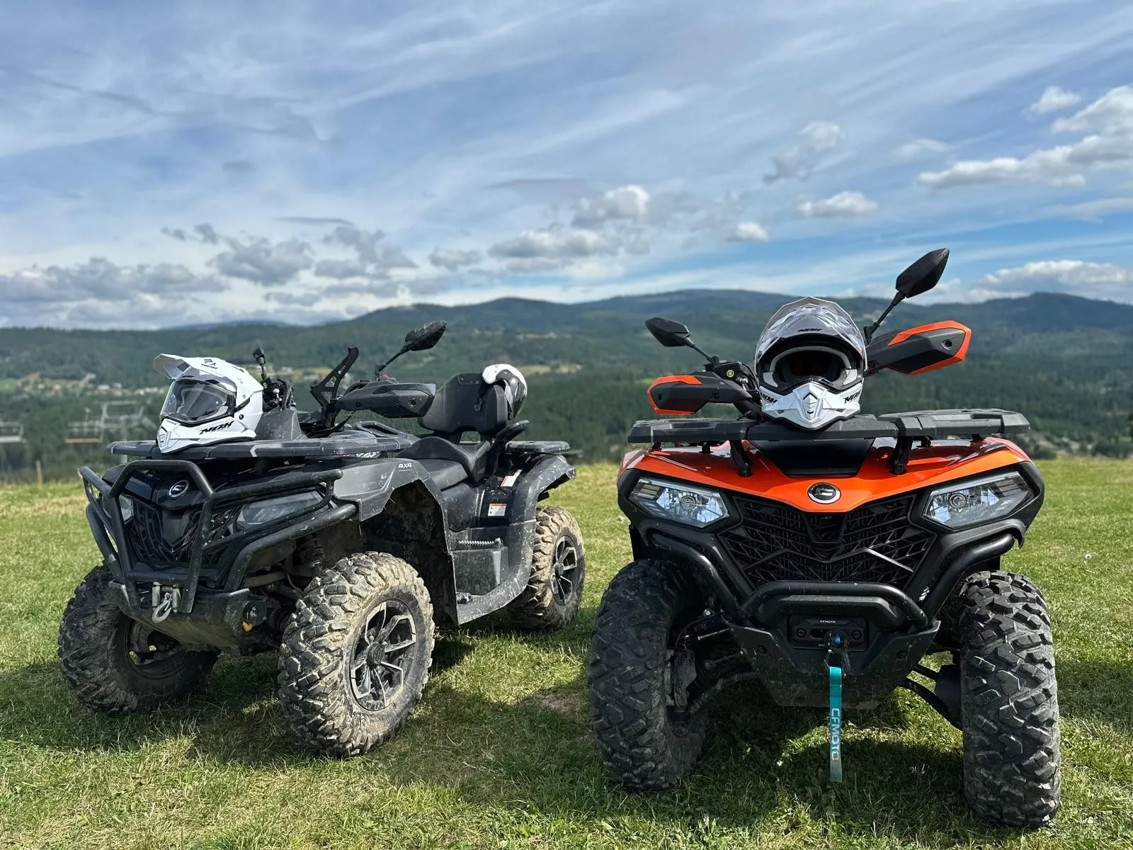 Quady Na Górskim Tle