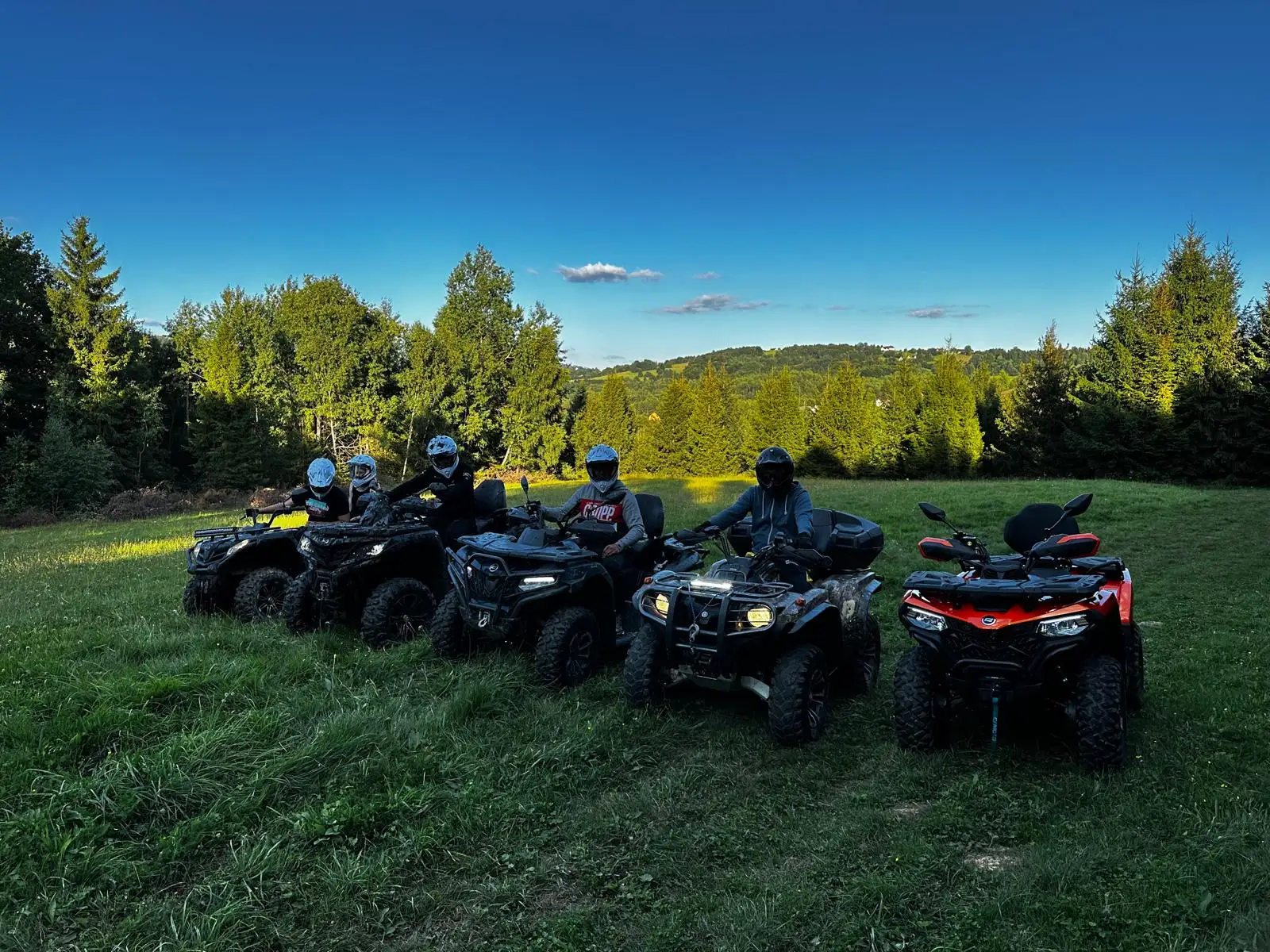 Quad na tle letniego lasu