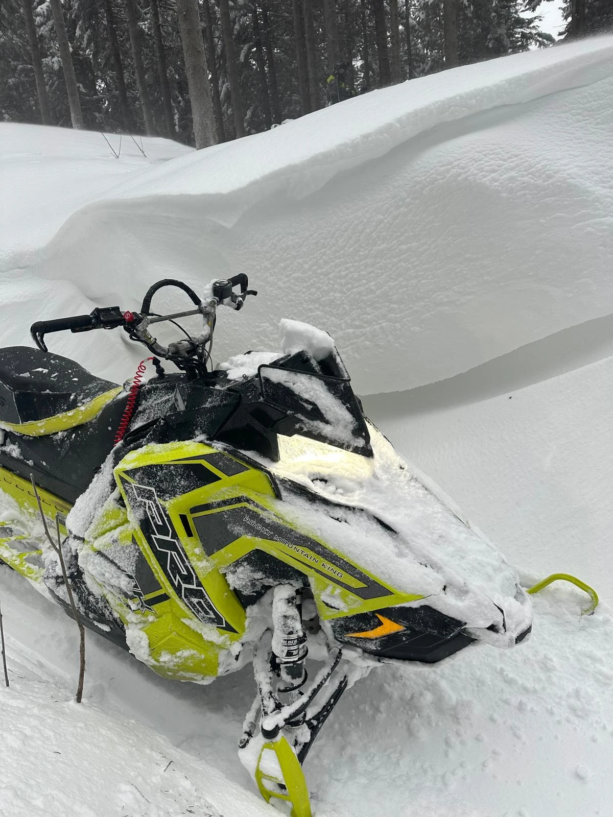 Żółty skuter na śniegu w Wiśle