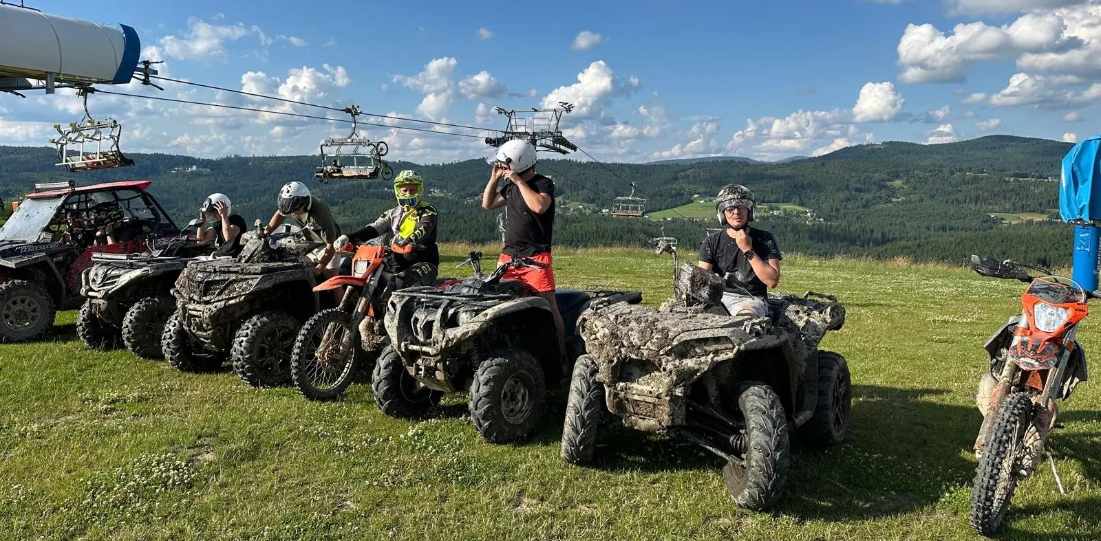 Uczestnicy wyprawy quadami w terenie